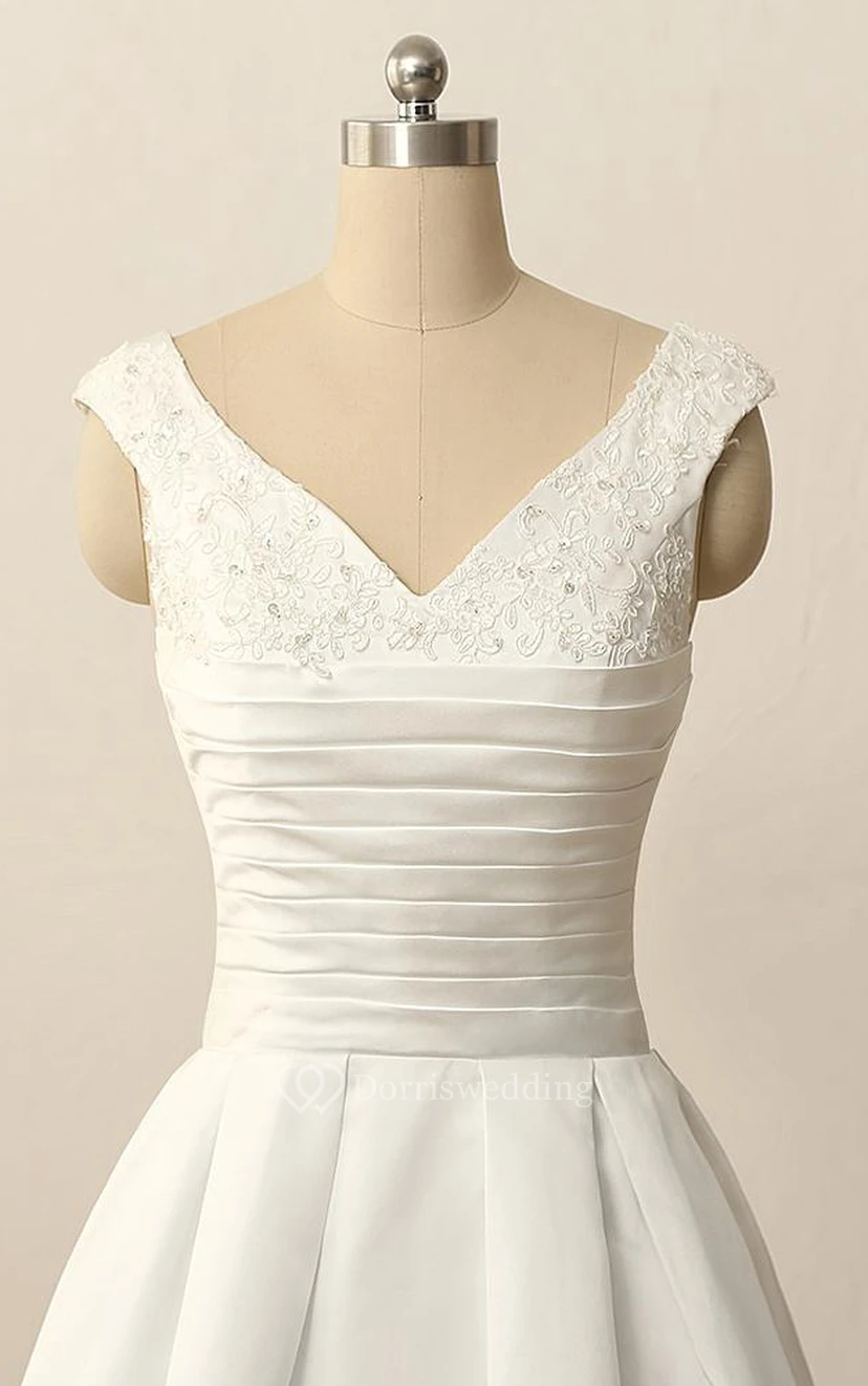 Robe courte en satin à col en V plissé et ornée de perles et d'appliques view 3