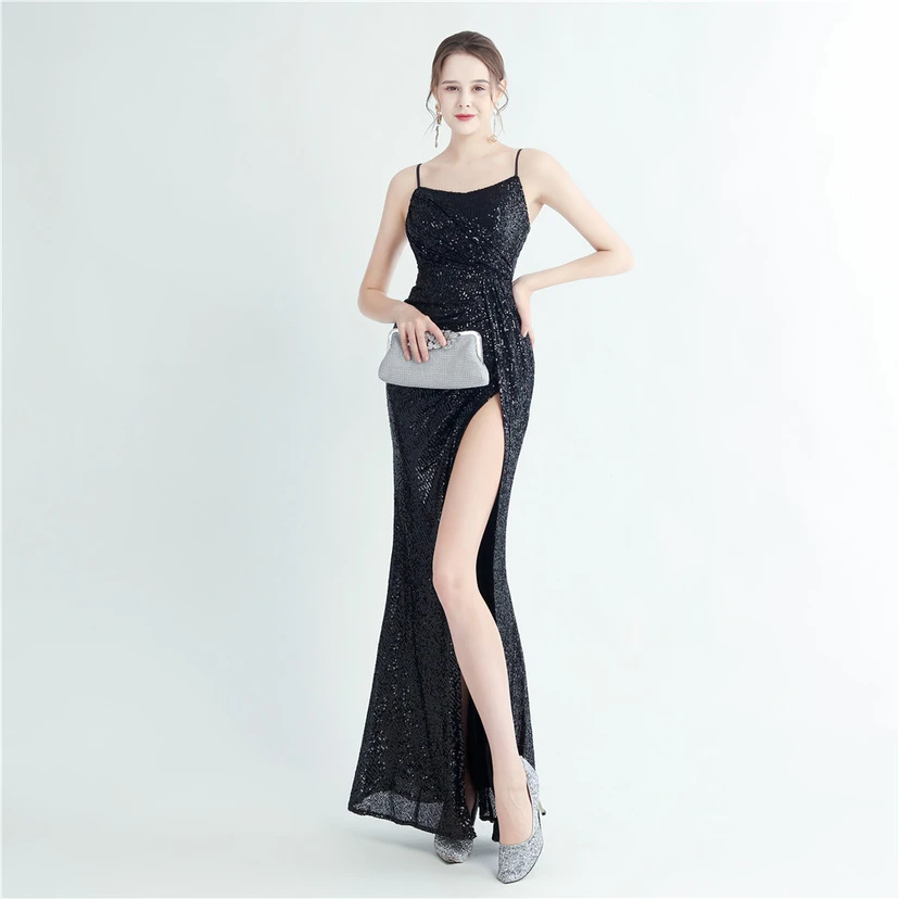 Robe de soirée longue à sequins haute densité, plissée, fendue sur le côté et à bretelles view 19