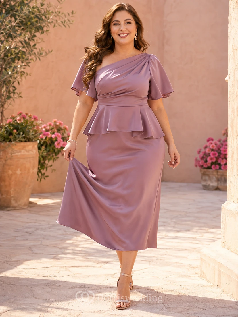 Modernes, modernes Mutterkleid in Übergröße aus malvenfarbenem Satin mit One-Shoulder-Ausschnitt, flatternden Ärmeln, mehrlagigem Schößchen und Teelänge