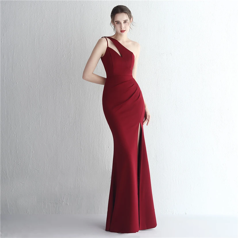 Satin-Kleid, schmal geschnitten, schulterfrei, lang, für festliche Anlässe wie Dinnerpartys, Hochzeiten oder Ausstellungen von Automodellen video preview