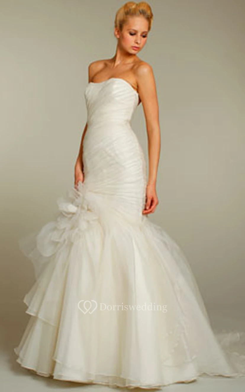 Freches, trägerloses Brautkleid aus Organza mit asymmetrischem, drapiertem Oberteil und floralen Details, gestuftem Rock und Organza-Detail