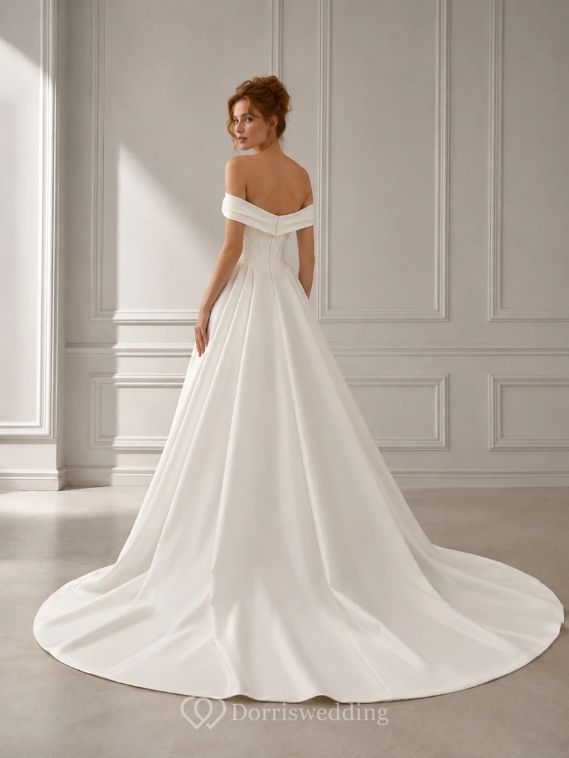 Robe de mariée moderne en satin, épaules dénudées, coupe trapèze courte, plis chapelle, dos couvert élégant view 2