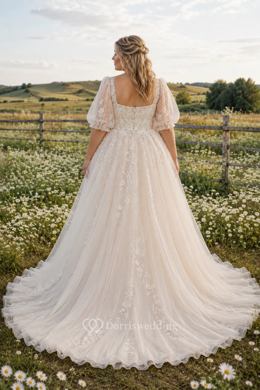 Vestido de novia de talla grande con escote cuadrado, encaje y corte en A, con mangas cortas transparentes. view 2