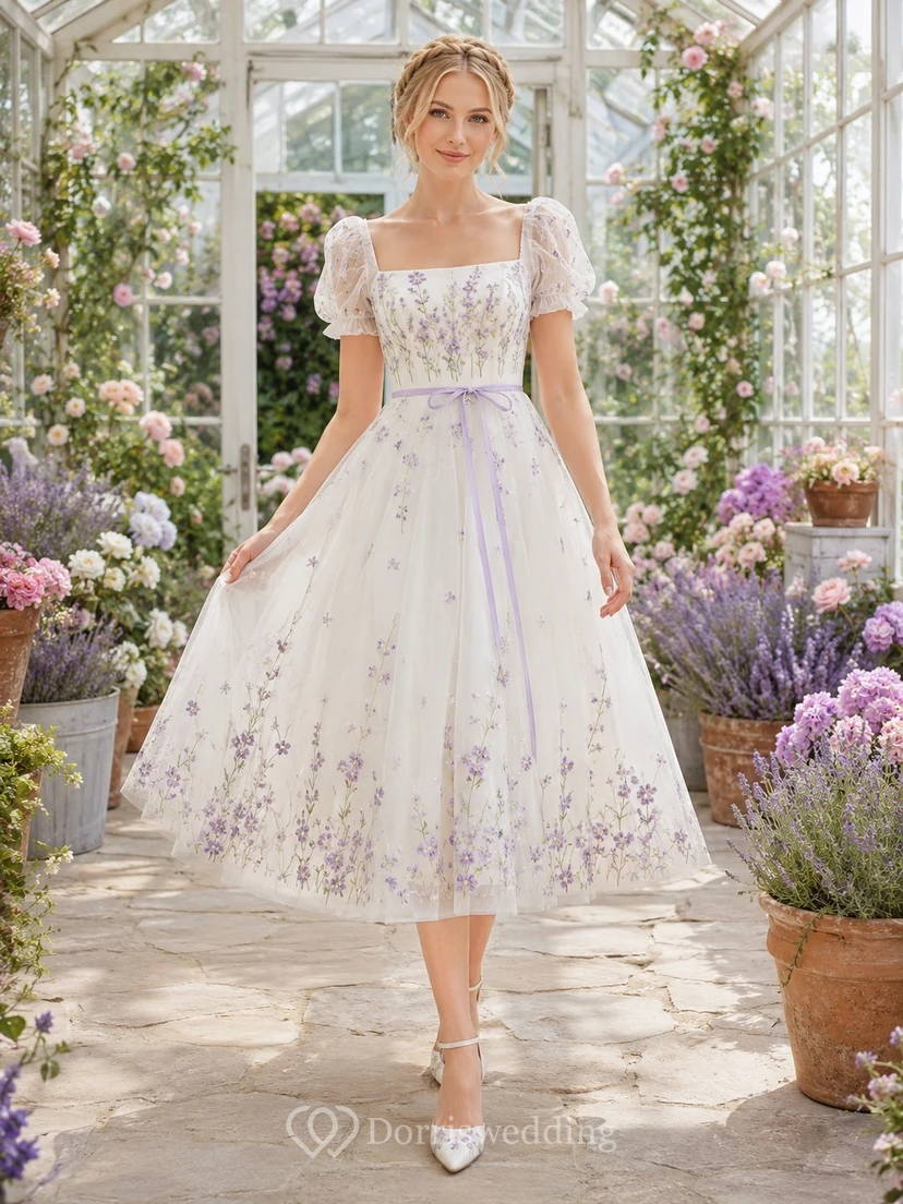 Lavendelfarbenes, geblümtes, teelanges A-Linien-Brautkleid aus Chiffon mit eckigem Ausschnitt und kurzen Ärmeln im Vintage-Stil