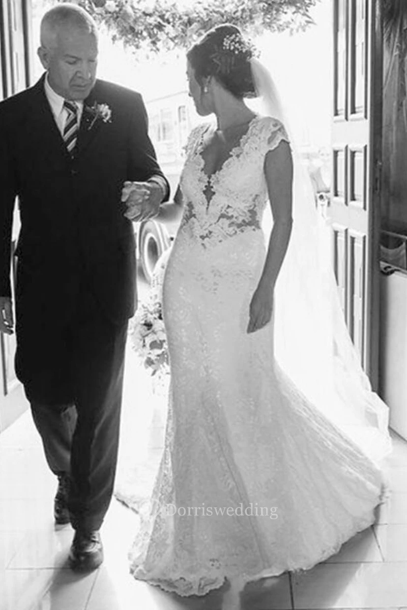 Robe de mariée sirène élégante en dentelle, dos nu en tulle illusion, manches courtes et traîne courte. view 5