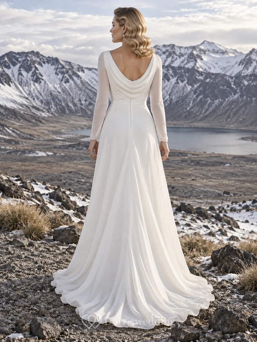 Vestido de novia sencillo de georgette con cuello drapeado y manga larga, con cola fluida en línea A. view 2