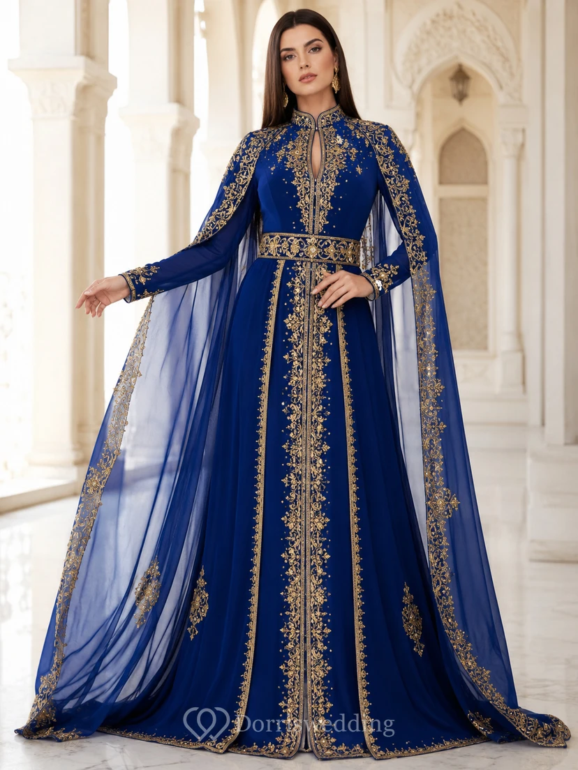 Schlichtes, königsblaues Ballkleid mit hohem Kragen, langen Ärmeln und goldbesticktem Cape in Bodenlänge