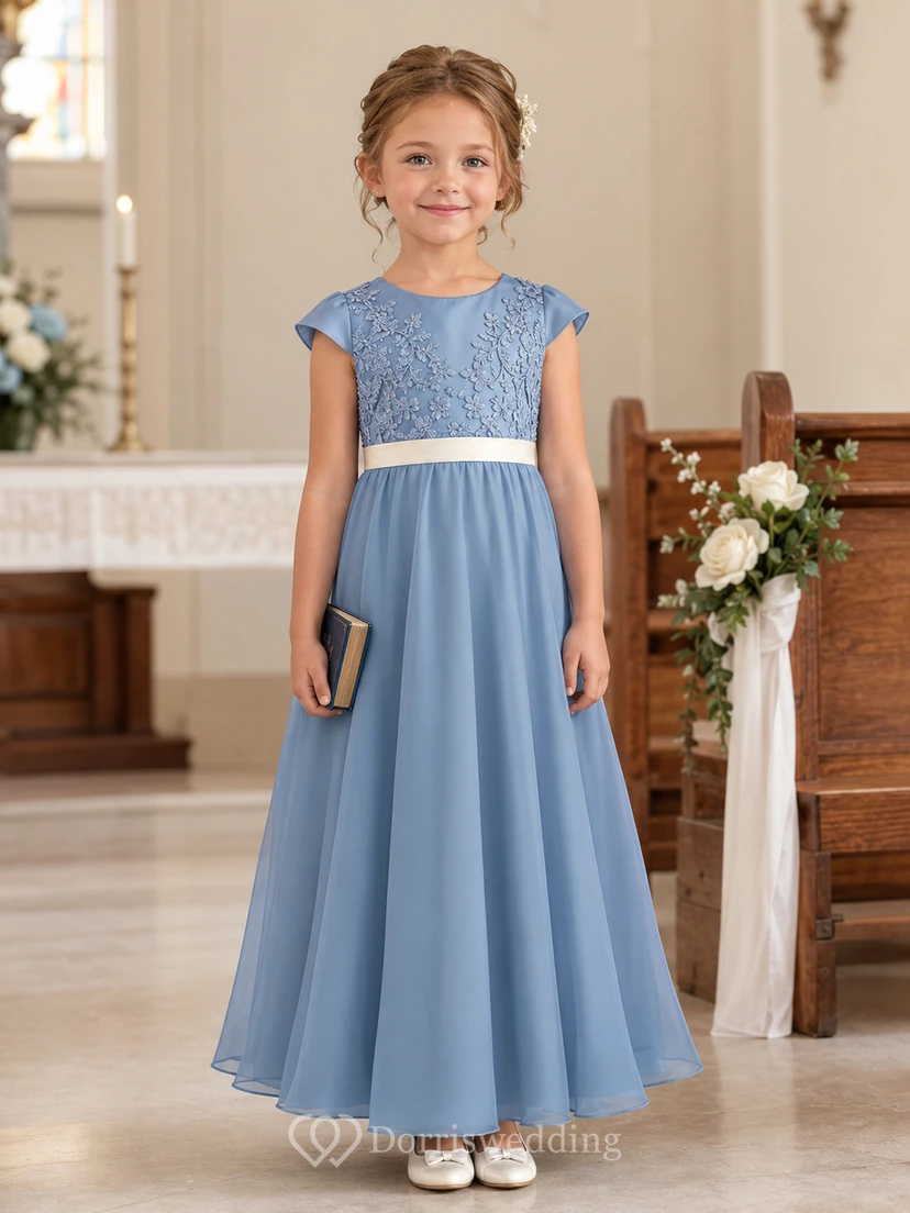 Blumenmädchenkleid aus stahlblauem Tüll in A-Linie mit Rundhalsausschnitt und knielanger Silhouette, verziert mit einer Schärpe