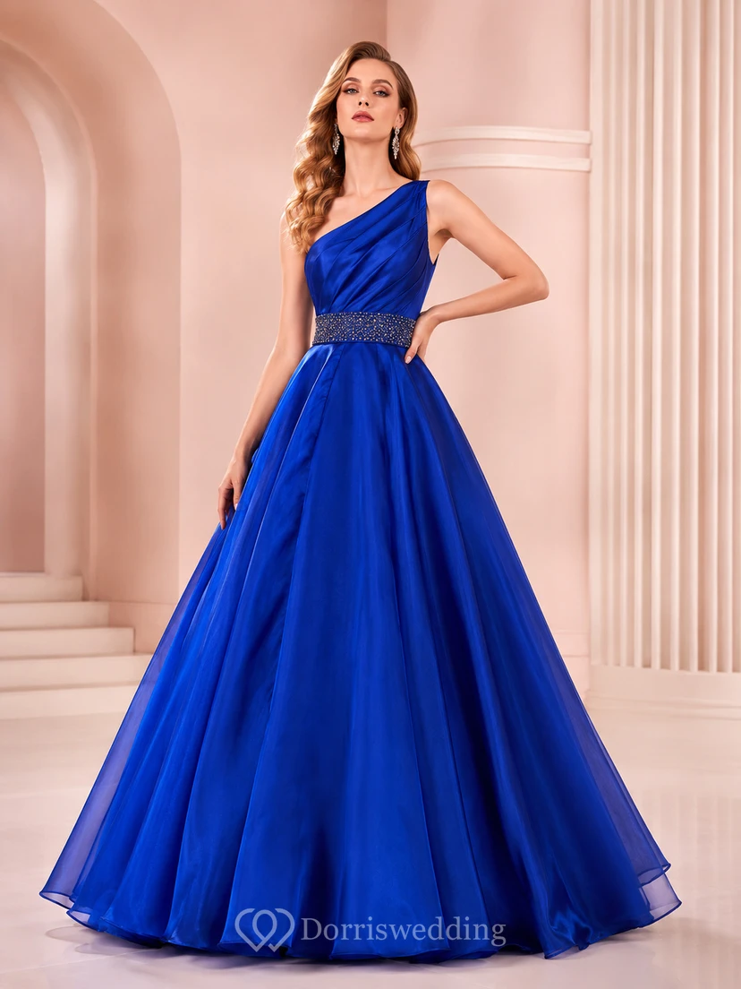 Vestido de noche romántico largo hasta el suelo, de corte A, asimétrico, de tul azul rey con cintura adornada con cuentas y un solo hombro.