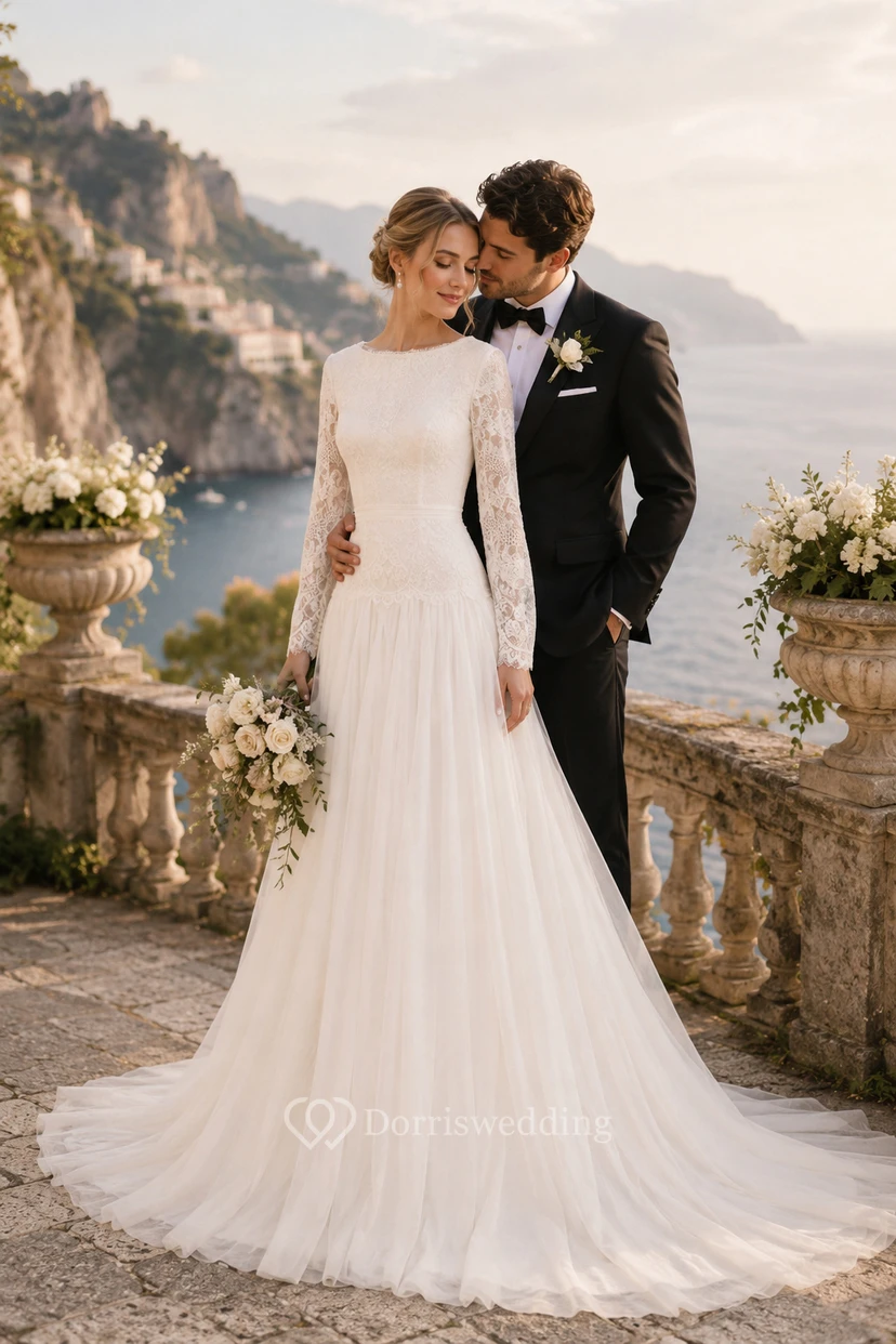 Robe de mariée modeste à manches longues et taille basse, coupe trapèze, en tulle avec superposition de dentelle et plis