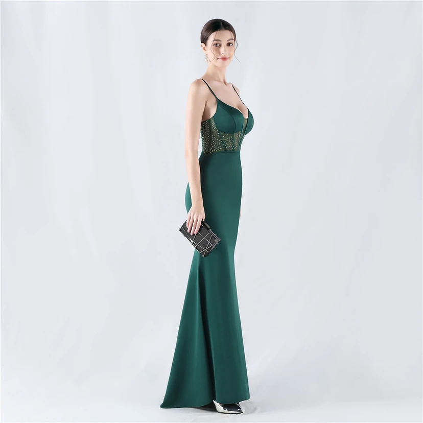 Gilet gainant en maille à motif diamant, robe de soirée sirène à bretelles fines et décolleté en V view 37