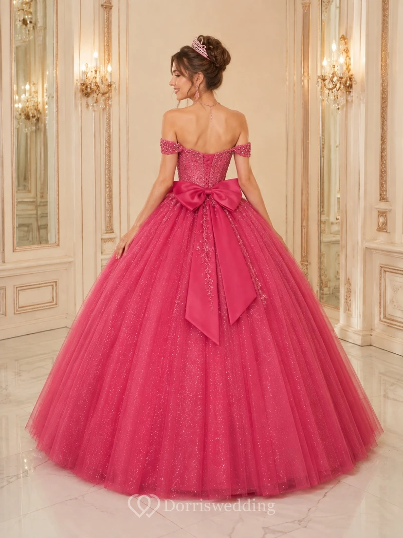 Vestido de quinceañera largo hasta el suelo, de tul fucsia intenso, con hombros descubiertos y mangas cortas. view 2