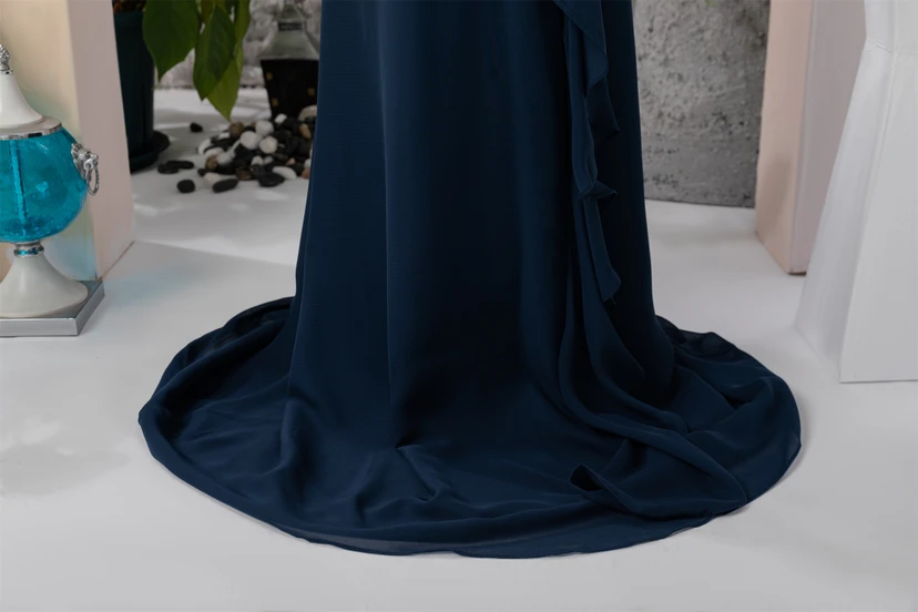 Einfaches, dunkelblaues Chiffon-Blumenmädchenkleid mit Spaghettiträgern und seitlicher Drapierung view 4
