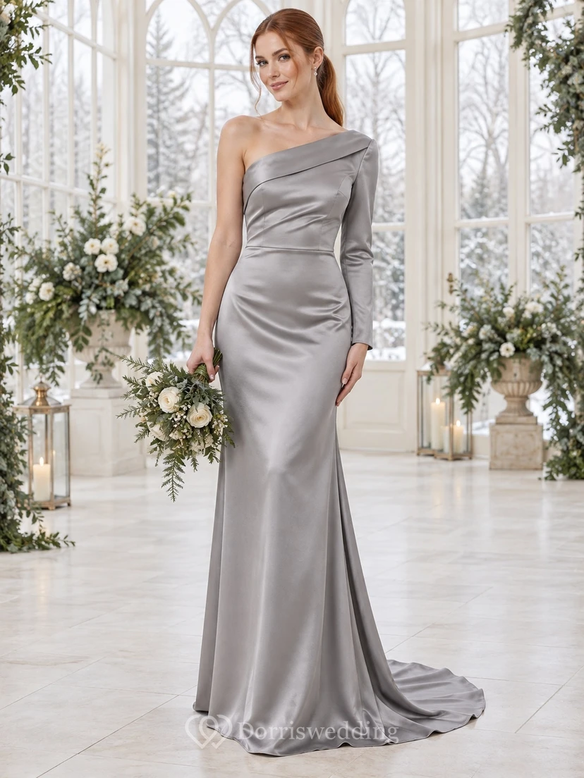 Vestido de dama de honor de satén plateado con un solo hombro y manga larga, estilo sirena.