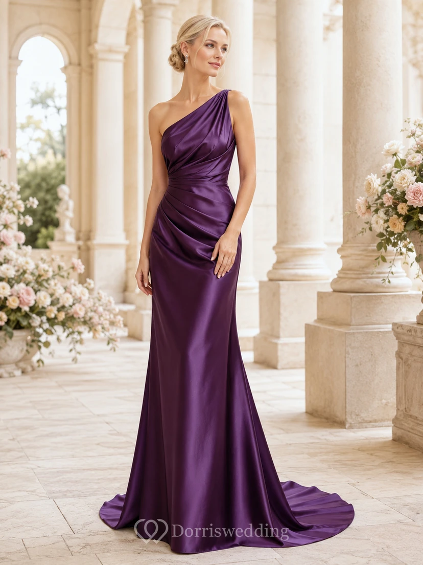 Robe de mariée en satin à une épaule, drapée sur le côté, avec traîne, couleur raisin
