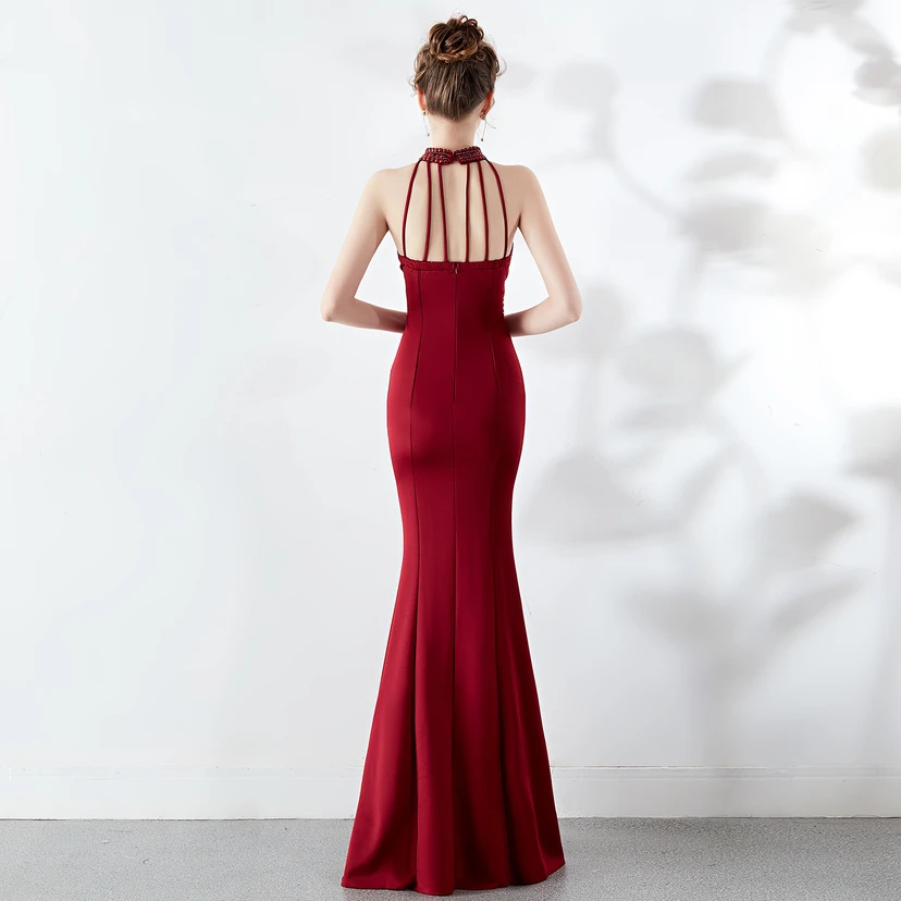 Robe de mariée longue rouge à traîne et col halter, style automne, pour un banquet de mariage ou une soirée. view 34