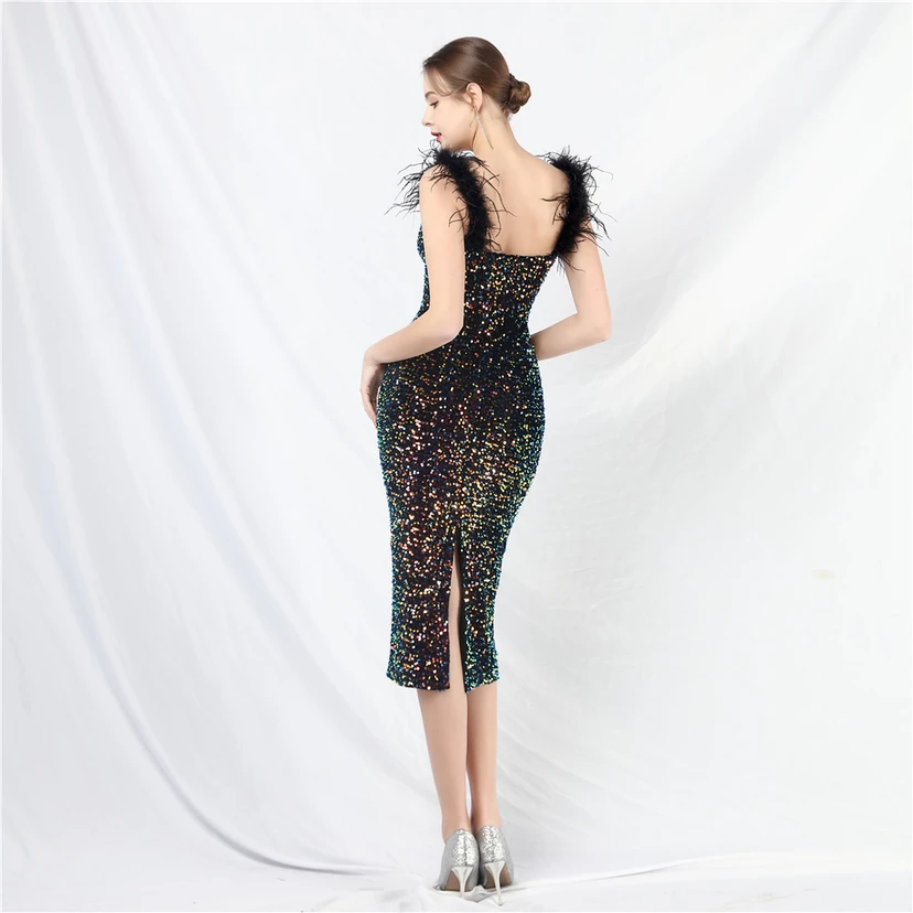 Handgefertigtes, perlenbesetztes Abendkleid aus Straußenfedern und Pailletten view 69