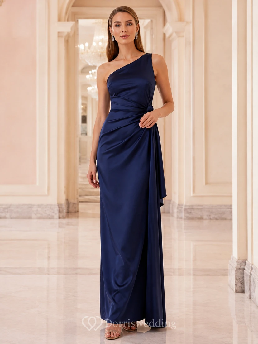 Elegantes, dunkelblaues, schulterfreies, drapiertes und gerafftes Etuikleid aus Satin in Bodenlänge – modernes, formelles Abendkleid