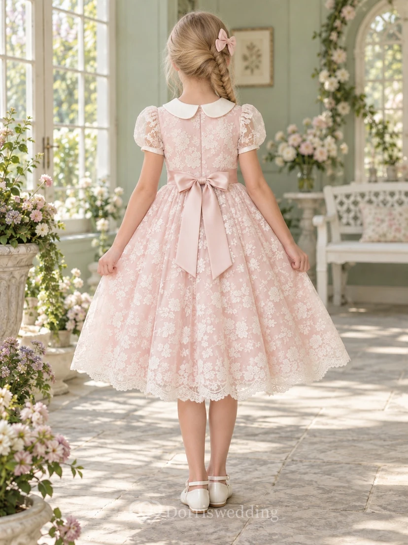Vestido de niña de flores vintage rosa con estampado floral, corte en A, mangas abullonadas y cuello Peter Pan, hasta la rodilla. view 2