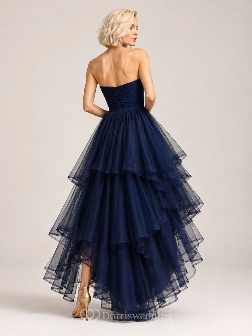 Dunkelblaues, trägerloses, gestuftes Tüll-Ballkleid mit asymmetrischem Saum für Abschlussball und Empfang view 2