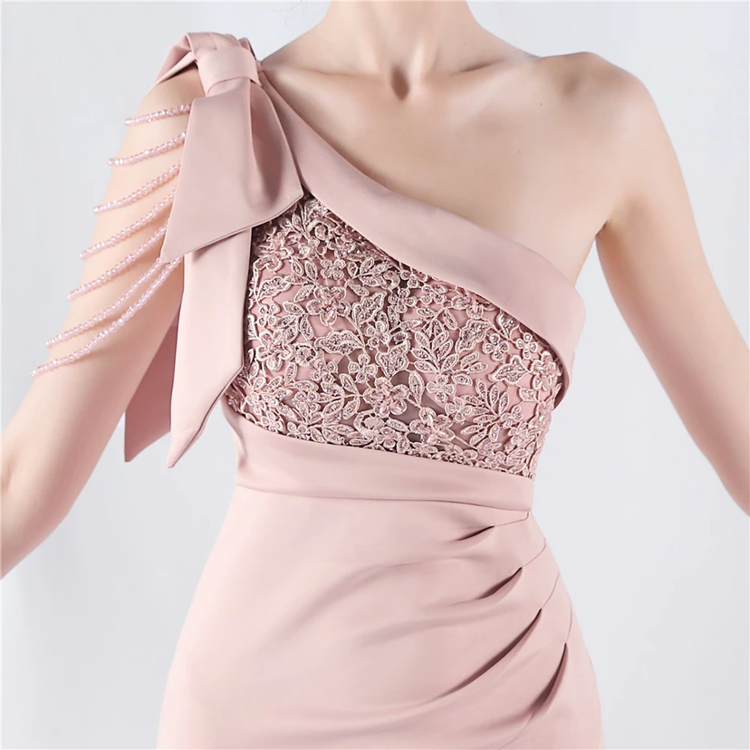 Vestido de noche de satén de alta gama con encaje de diamantes y diseño artesanal. view 48