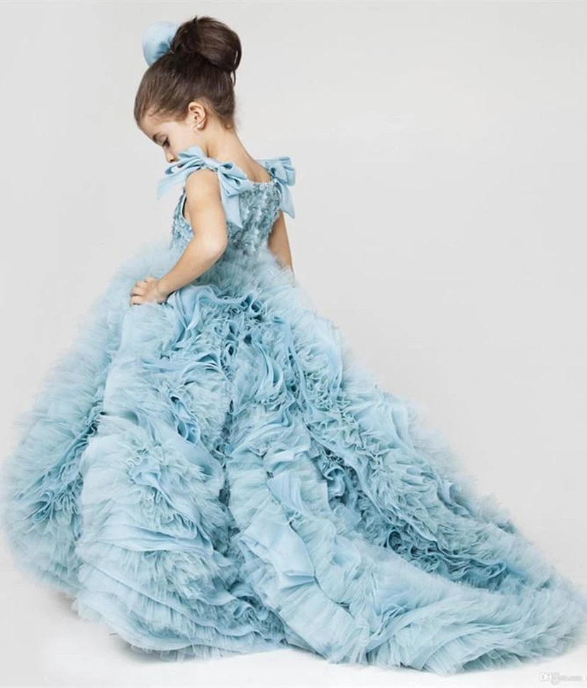 Attraktives Rüschenkleid mit Schleppe für Blumenmädchen, Perlenstickerei und Schleife view 2