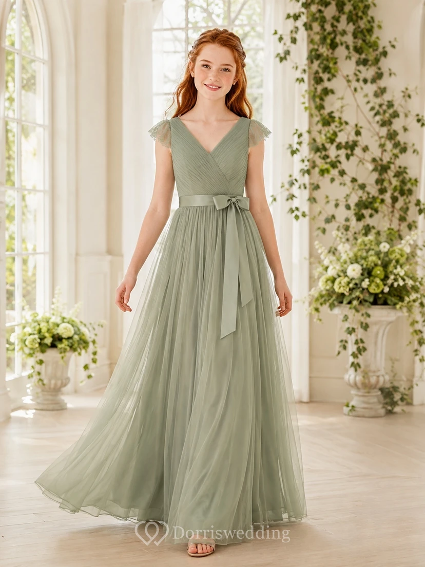 Vestido de dama de honor juvenil color celadón, corte en A, escote en V, manga corta, detalle de fajín de pétalos, estilo romántico.