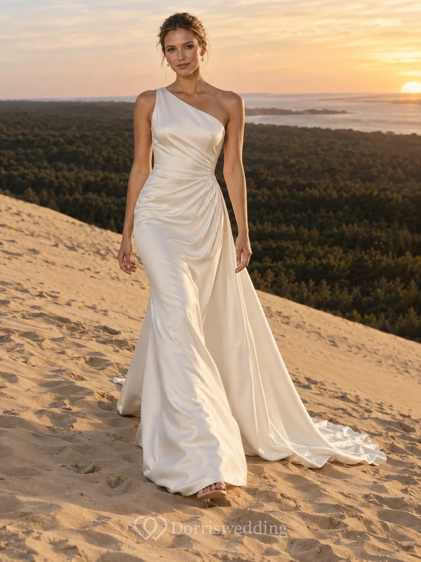 Sencillo vestido de novia de satén de un solo hombro, corte sirena, drapeado lateral y cola larga hasta el suelo.