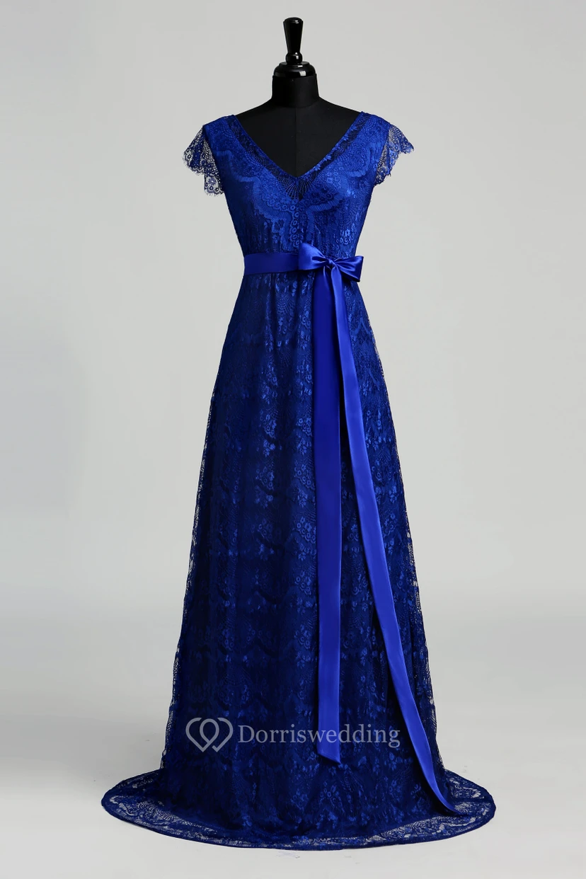 Vestido de encaje largo hasta el suelo con escote en V, manga corta y corte en A, con cola.