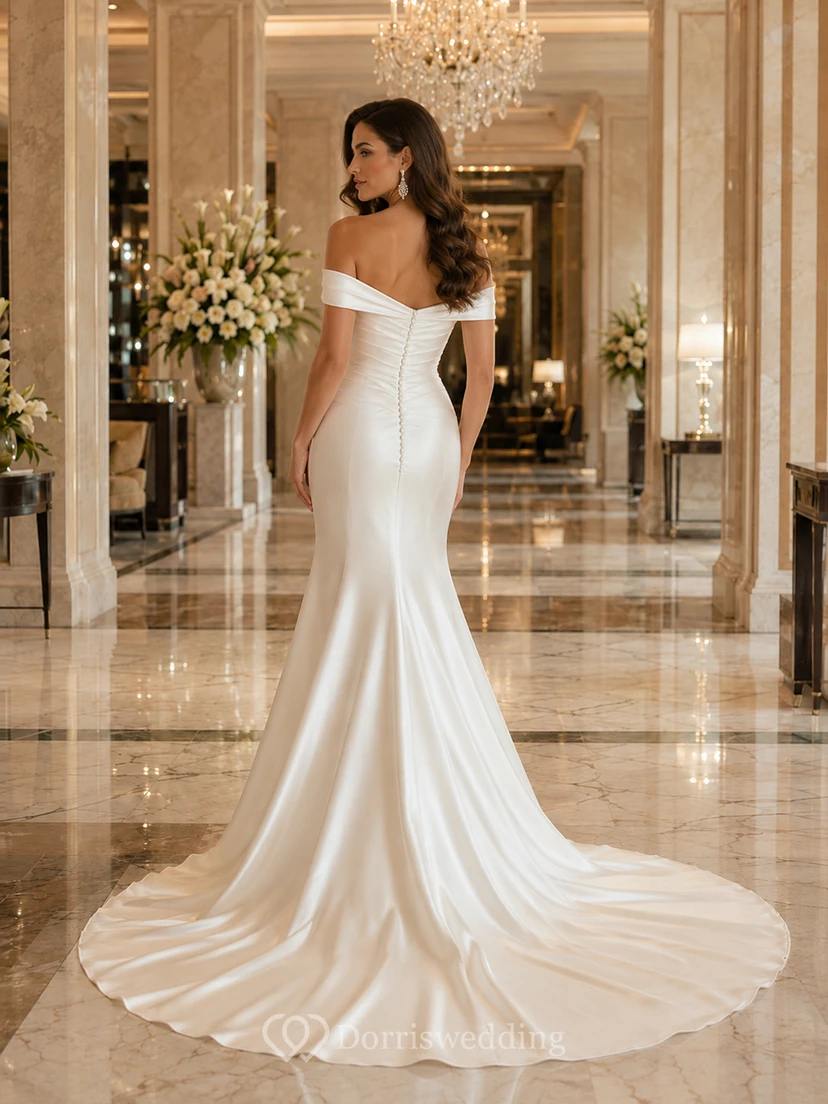 Robe de mariée minimaliste en satin, style sirène, épaules dénudées et traîne chapelle. view 2