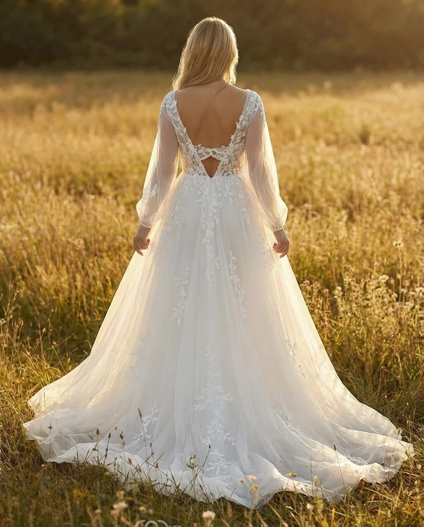 Vestido de novia romántico de tul, corte en A, escote en V, manga larga, apliques de encaje. view 2