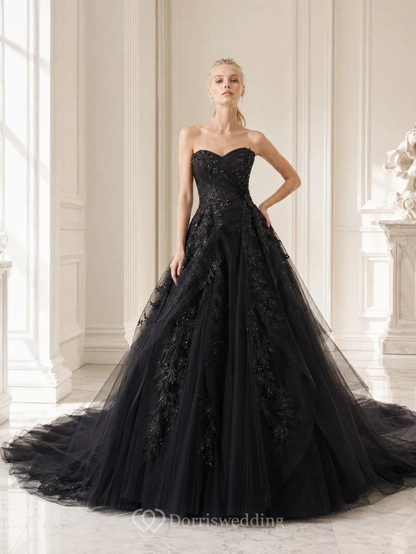 Schwarzes, trägerloses Ballkleid mit Herzausschnitt, floraler Spitze und luxuriöser Kathedralenschleppe