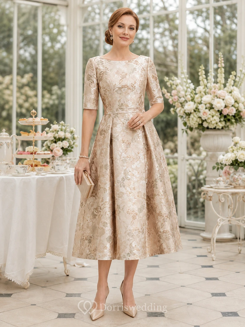 Champagnerfarbenes, wadenlanges Mutterkleid mit floralem Jacquardmuster und halben Ärmeln