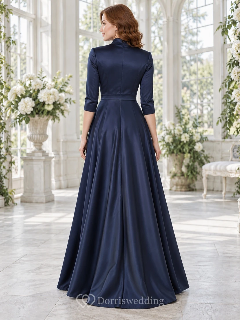 Robe de bal bleu marine en satin, coupe trapèze, col montant, manches trois-quarts. view 2