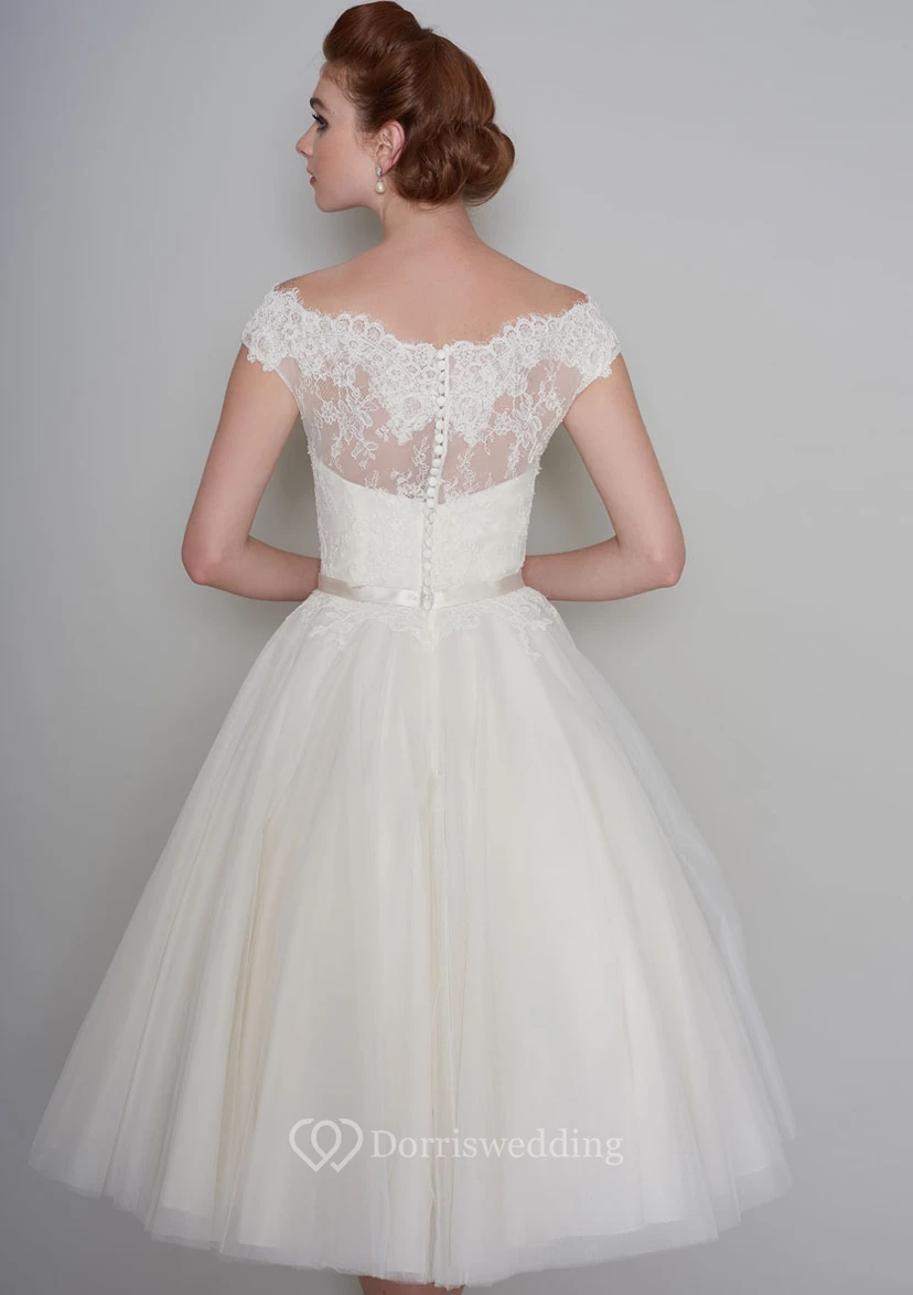Vestido de novia vintage de tul con cuello en V, mangas cortas y encaje, largo hasta la rodilla, con botones. view 2