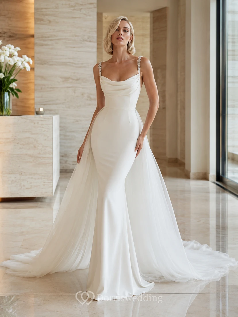 Robe de mariée fourreau en satin à col bénitier, bretelles spaghetti et fermeture éclair en U arrondie au dos, traîne chapelle