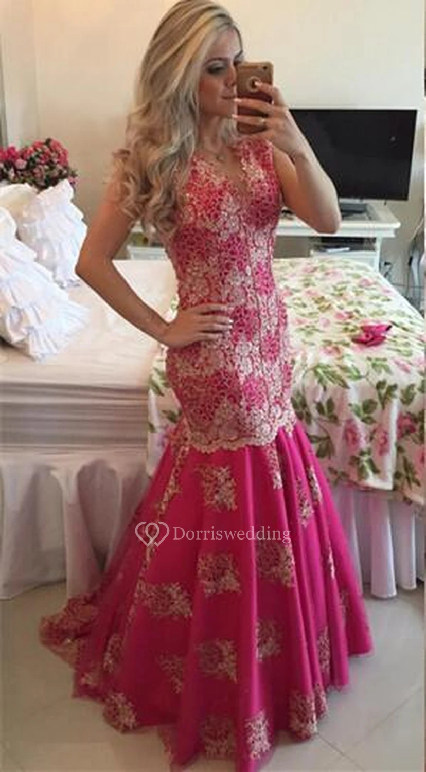 Robe de bal sirène fuchsia à traîne, ornée d'appliqués de dentelle chic et de sequins.