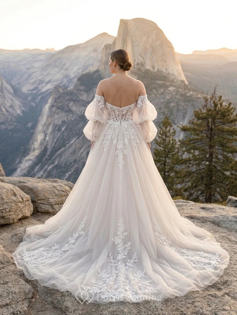 Vestido de novia de talla grande con hombros descubiertos, mangas abullonadas, corte en A, corpiño de encaje y cola de capilla de tul. view 2