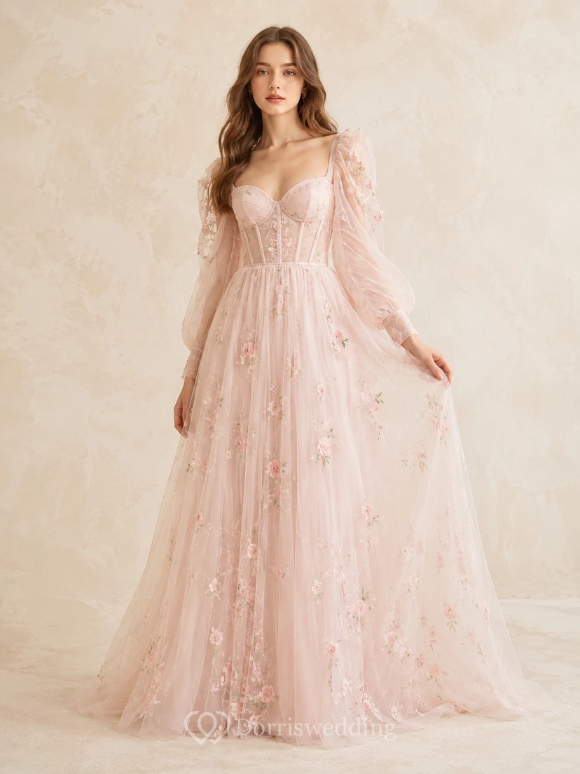 Vestido de fiesta rosa palo con mangas largas, corte en A, apliques de tul y estampado floral.