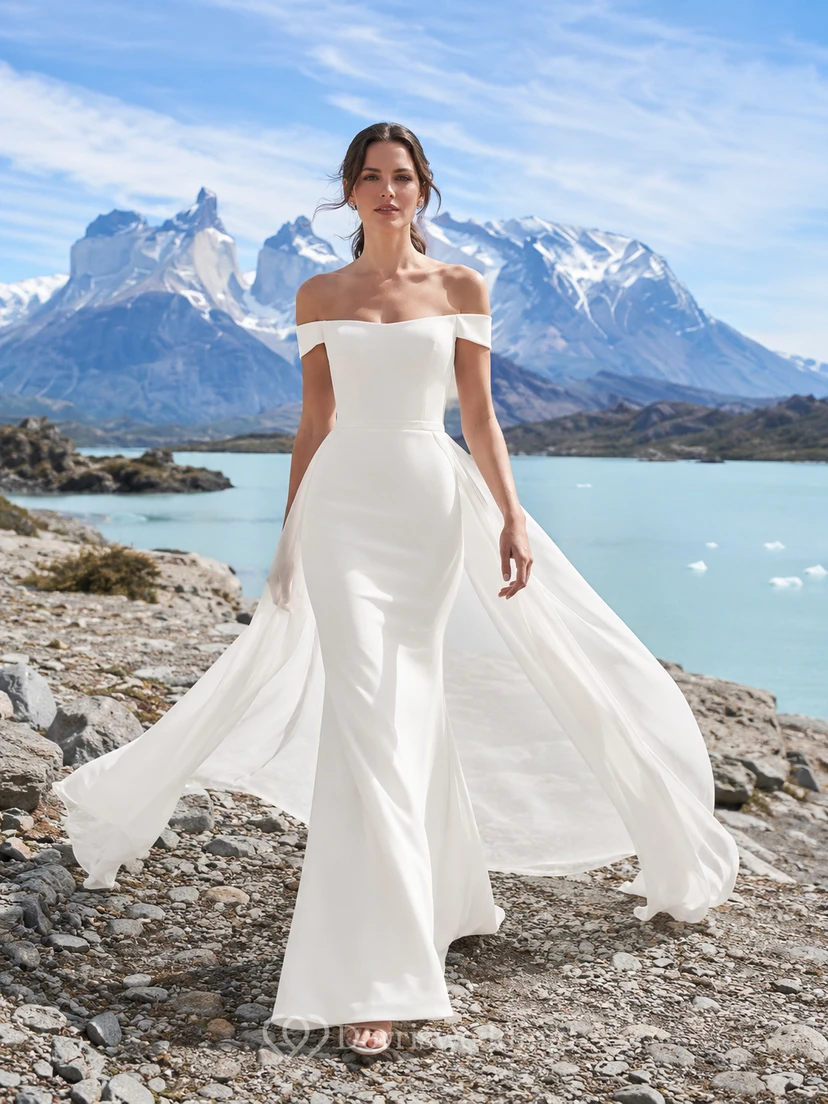 Robe de mariée fourreau en mousseline de soie satinée drapée à épaules dénudées et traîne, style court, pour une destination