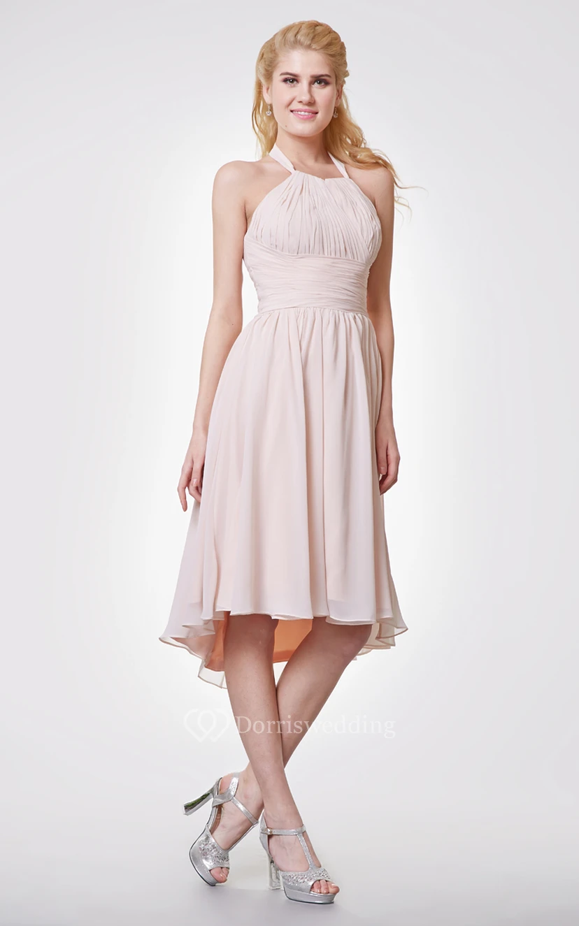 Elegante vestido de gasa estilo imperio con escote halter y bajo asimétrico. view 4