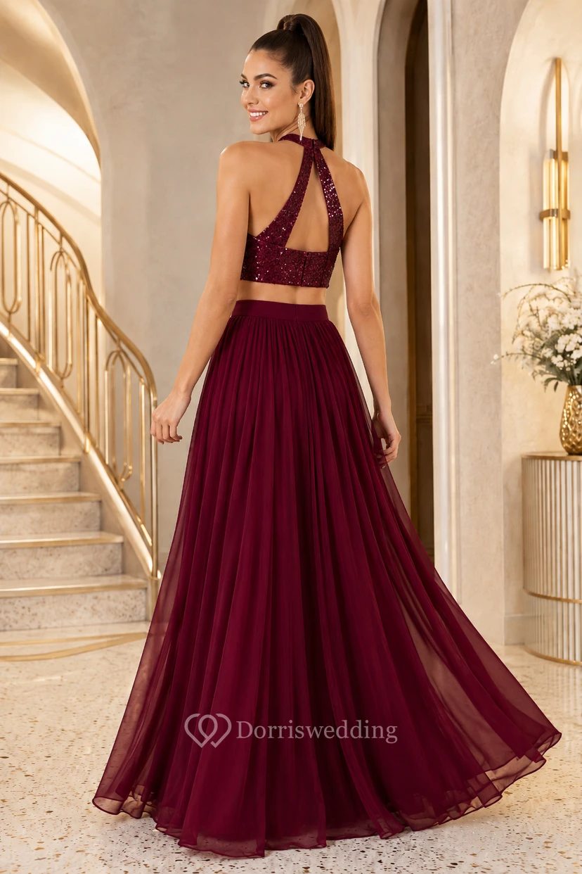 Robe de soirée deux pièces bordeaux en mousseline, coupe trapèze, dos nu, avec haut court orné de perles view 2