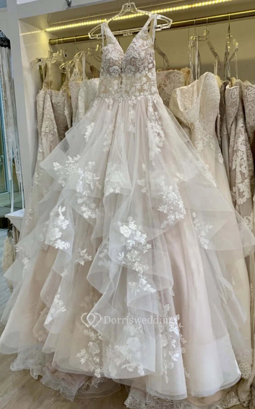 Sexy, tief ausgeschnittenes A-Linien-Ballkleid aus Tüll mit mehrlagigen Spitzenapplikationen – Strandhochzeitskleid view 4