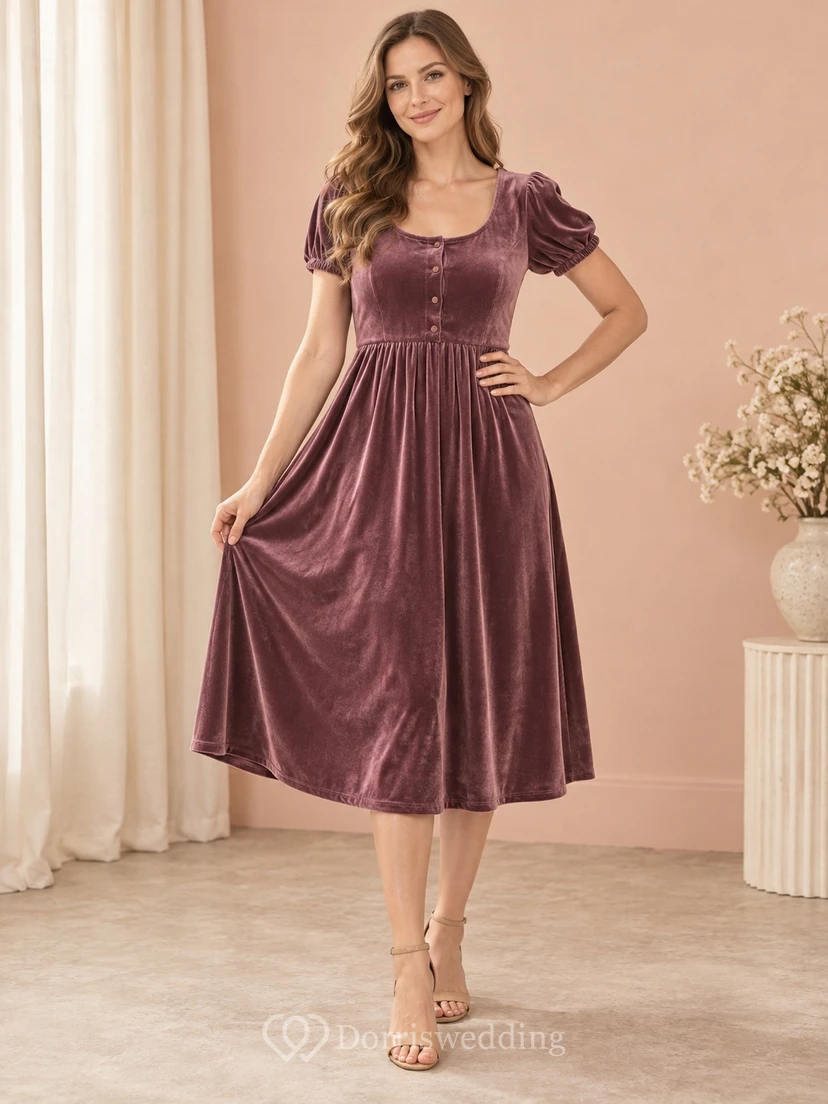 Robe midi en velours mauve à col rond, manches bouffantes et corsage boutonné