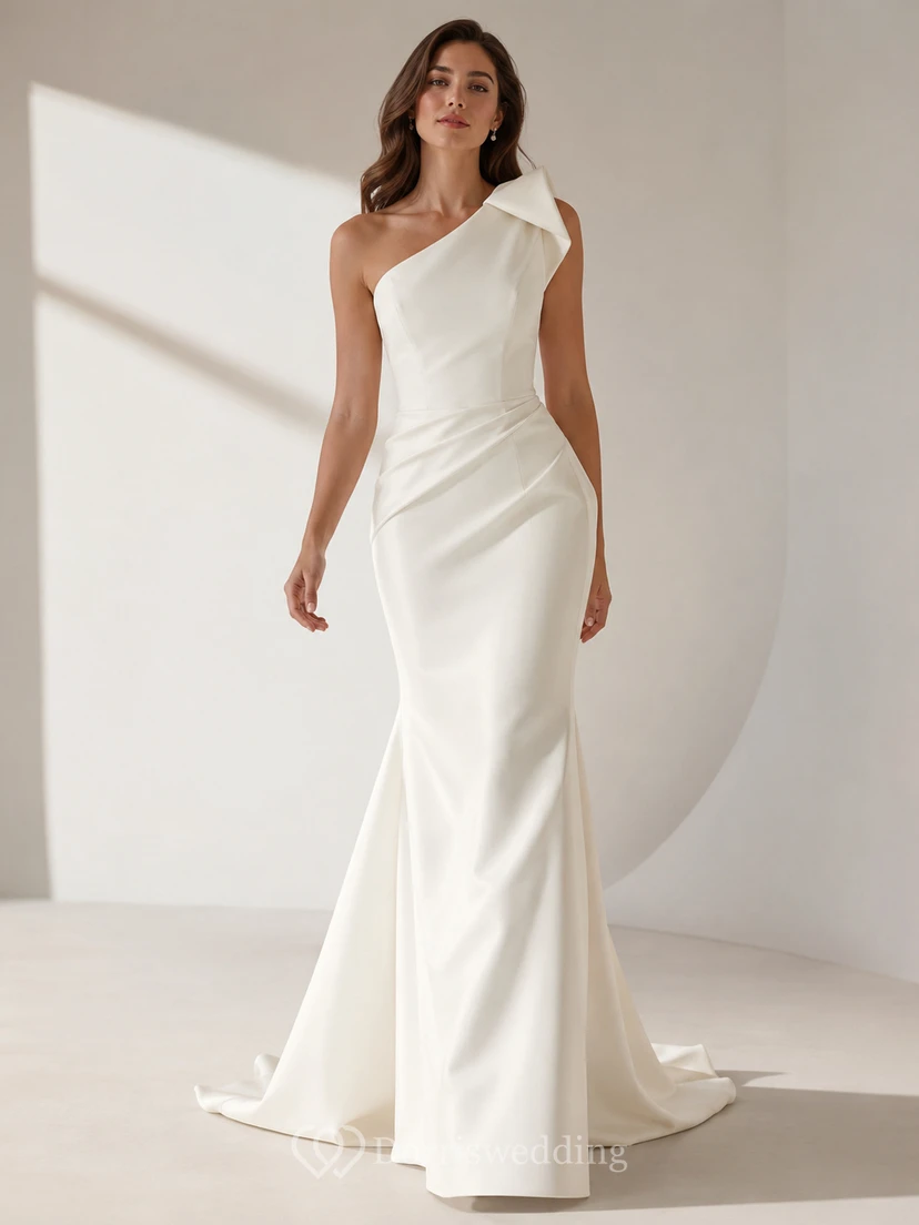 Robe de mariée minimaliste en satin, coupe sirène asymétrique, sans manches, traîne.
