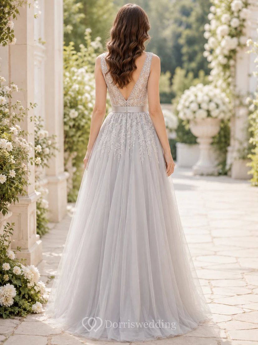 Robe de mariée gris argenté à bretelles rondes, dentelle et tulle, coupe trapèze, nœud, robe de mariée trapèze en dentelle et tulle, ornée d'un nœud. view 2