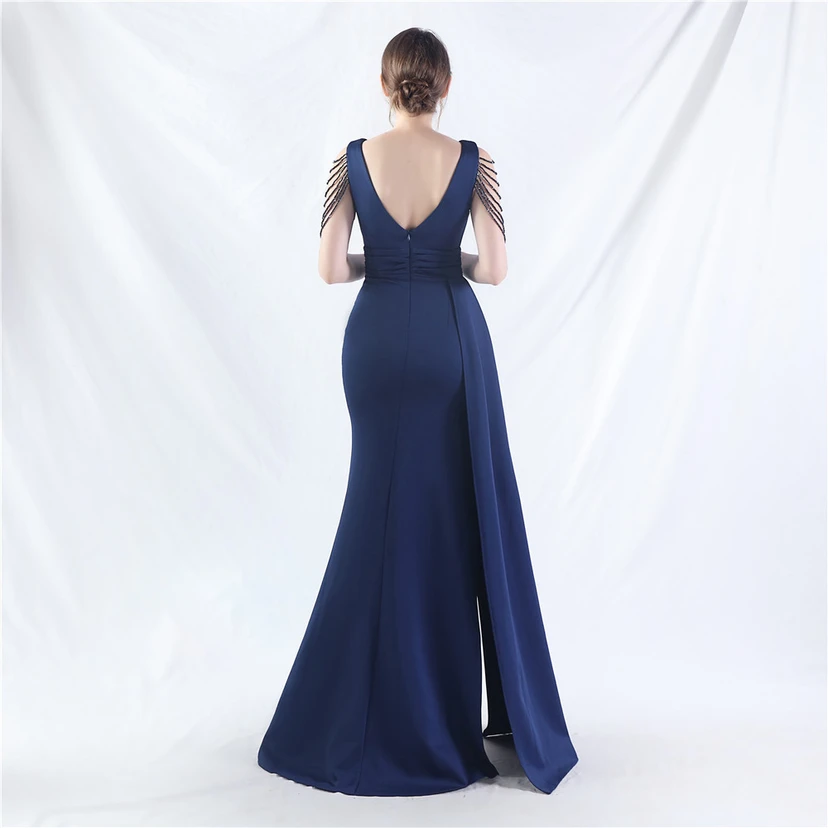Ein Abendkleid aus insgesamt 8 Farben, gefertigt mit aufwendiger Satinfalttechnik und Perlenstickerei. view 51