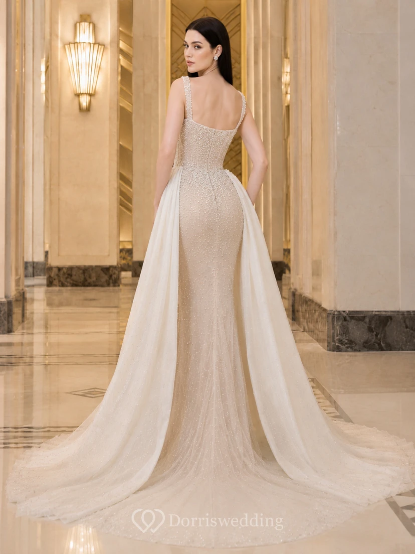 Robe de mariée fourreau sans manches en satin et dentelle immaculés, col carré, traîne chapelle, surjupe amovible, idéale pour une salle de bal. view 2