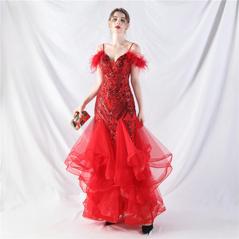 Robe de danse artisanale en filet rigide orné de plumes d'autruche, de perles et de fleurs, confectionnée en maille. view 5
