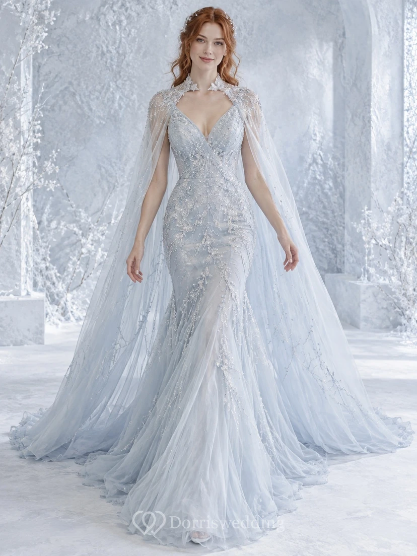 Vestido de novia de invierno estilo sirena, azul hielo, con escote en V, estampado floral y capa de tul con cuentas.